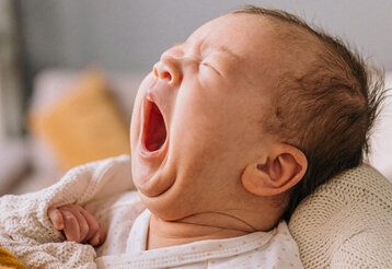 Baby gähnt