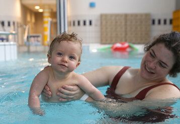 Mutter mit Baby im Schwimmbad