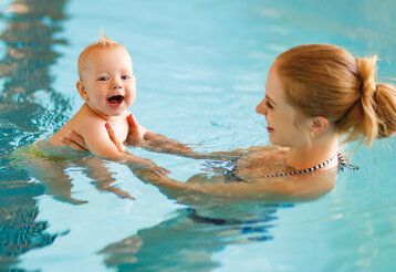 Mutter mit Baby im Schwimmbecken