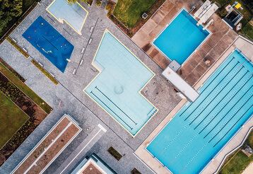 Die Becken des Allwetterbades in Flingern von oben fotografiert