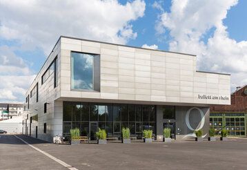 Das Ballettprobenhaus von außen, im Hintergrund altes Straßenbahndepot