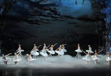 Balletttänzerinnen auf der Bühne, im Hintergrund Wasser-Projektion