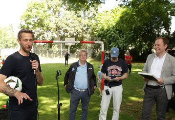 OB Dr. Stephan Keller und Ex-Nationalspieler Stefan Kießling eröffnen Ballspielfläche an der Volmerswerther Straße