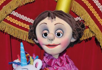 Prinzessinnenfigur vor rotem Vorhang