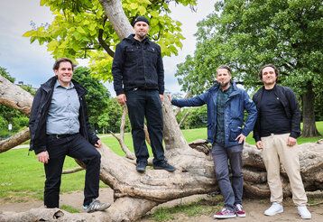 Eröffneten den neuen Baumlernpfad im Zoopark (v.l.): Bezirksbürgermeister Philipp Schlee, Lars Uebel (Gartenamt), Mattis Ricken (Abteilungsleiter Gartenamt) und Phil Pstrong (Gartenamt)
