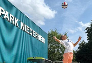 Junger Mann spielt Volleyball