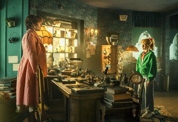 Szene aus dem Film Bibi Blocksberg Das große Hexentreffen, Bibi steht mit einer Frau in einem Arbeitszimmer, das altertümlich eingerichtet ist