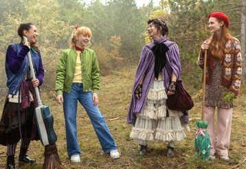 Szene aus dem Film Bibi Blocksberg – Die total verhexte Zeitreise, vier Hexen stehen im Wald zusammen und unterhalten sich