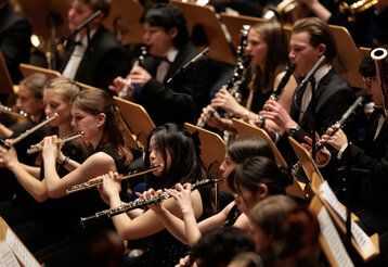 Orchester-Musiker spielen zusammen in der Tonhalle