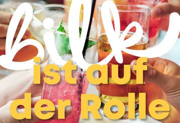 Visual Bilk ist auf der Rolle: Schriftzug, im Hintergrund Hände mit Getränken, die sich zuprosten