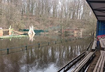 Blauer See in Ratingen mit Hochwasser, das bis zur Zuschauertribüne reicht