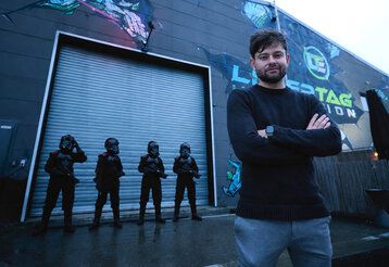 Christoph Bösener mit Star Wars-Kriegern vor der LaserTag Evolution-Halle