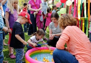 Kinder und Eltern beim Entenangeln im Planschbecken