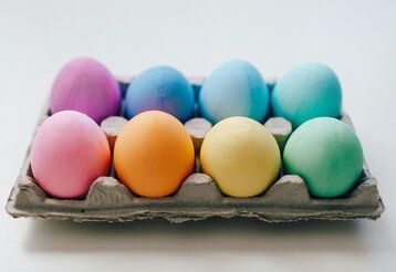 Bunte Eier im Eierkarton