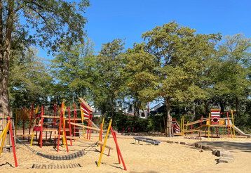 Neu gestalteter Buntspechtspielplatz in Düsseldorf Garath