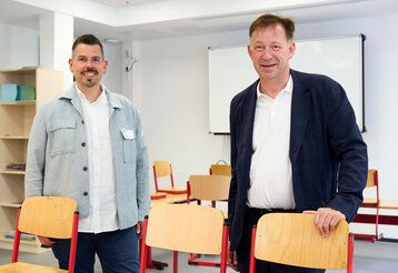 Stadtdirektor Burkhard Hintzsche (r.) mit Thomas Schwindowski, stellvertretender Leiter des Amtes für Schule und Bildung, bei der  jährlichen Schulbautour.
