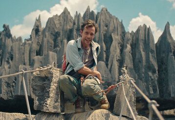 Szene aus dem Film Checker Tobi 3 – Die heimliche Herrscherin der Erde, Tobi vor Gebirge