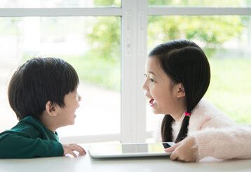 Kinder sprechen miteinander