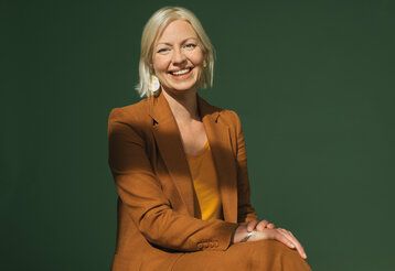 Porträt von Clara Gerlach, Hintergrund dunlegrün