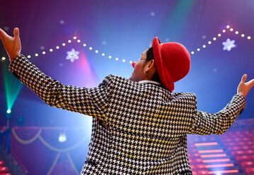 Clown von hinten in der Manege