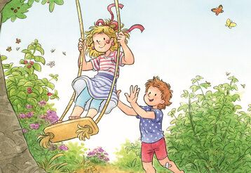 Conni steht auf einer Schaukel und wird von einem anderen Kind angeschubst