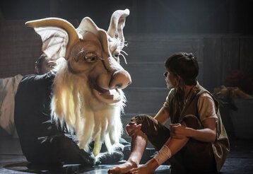 Szenenbild aus „Die unendliche Geschichte“ mit Bastian Balthasar Bux und dem Drachen Furchur.