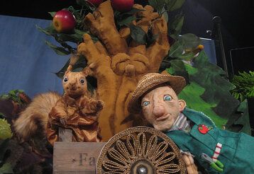 Die Puppenbühne Bauchribbeln mit dem Stück „Der kleine Bäumling“.