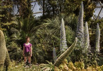 Das grüne Königreich von Cornelia Funke und Tammi Hartung Regie und Bühne: Leonie Rohlfing   Regie: Leonie Rohlfing Bühne und Kostüm: Inés Díaz Naufal Sound-Design: Joy Bausch Dramaturgie und Theaterpädagogik: Ilka Zänger Produktionsleitung: Daniel Reglin Mitarbeit Fassung Audiodeskription: Joy Bausch Produktionsbegleitung: Marc Mio Heitzer   Auf dem Bild Eva Maria Schindele   Foto: Thomas Rabsch