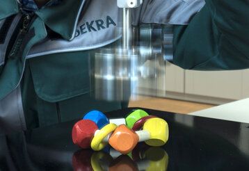 Holzspielzeug wird getestet