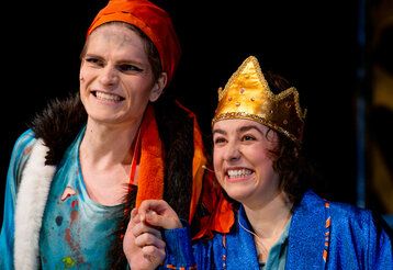 Zwei Schauspielerinnen aus dem Stück „Der gestiefelte Kater“ im Rheinischen Landestheater Neuss