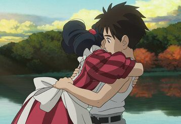 Anime, ein Mädchen und ein Junge umarmen sich, im Hintergrund ein See mit Spiegelung und ein Wald