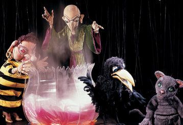 Die Marionetten Tyrannja Vamperl, Beelzebub Irrwitzer, Jakob Krakel, Maurizio di Mauroauf der Bühne