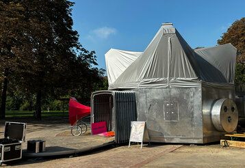 Das UFO der deutschen Oper am Rhein auf dem Frankenplatz