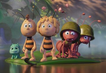 Animationsfilm, Biene Maja, Willi, zwei Ameisen und ein anderes Tierchen stehen auf einem Baltt im Wasser und gucken erschrocken