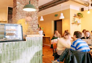 Innenansicht des Cafés Die Fliese