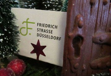 Ein Zettel, auf dem steht: Friedrichstraße Düsseldorf, zwischen Tamengrün und Kugeln