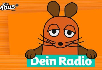 Die Maus hält einen Schriftzug in den Händen: Dein Radio. Der Hintergrund ist orange