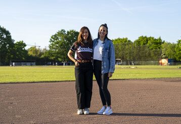 Jenna und Nidia stehen auf einem Sportplatz