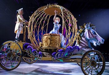 Cinderella fährt in einer Kutsche übers Eis und winkt