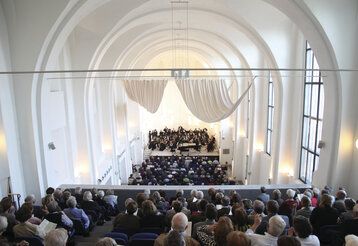 Konzertbesucher blicken zur Bühne