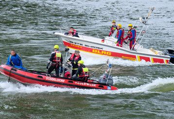 Im Rahmen einer Einsatzübung hat die Feuerwehr zusammen mit der Deutschen Lebensrettungs-Gesellschaft (DLRG) auf die Gefahren hingewiesen, die vom Schwimmen im Rhein ausgehen