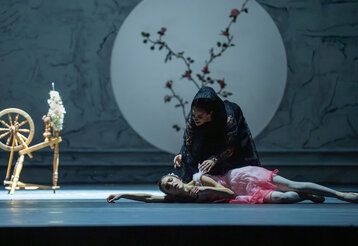 Szene aus Dornröschen von der Deutsche Oper am Rhein, Dörnröschen liegt auf dem Boden, die böse Stiefmutter kniet neben ihr