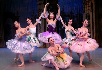6 Balletttänzerinnen stehen zusammen auf der Bühne