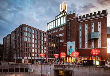 Dortmunder U Gebäude mit Festival davor, Abendstimmung