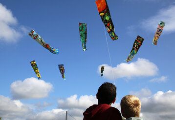 Kinder lassen Drachen steigen
