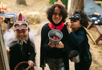 Drei Kinder an Halloween