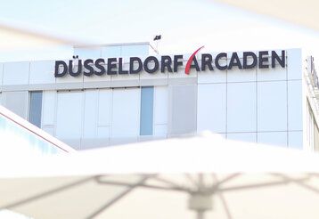 Schriftzug am Einkaufszentrum Düsseldorf Arcaden