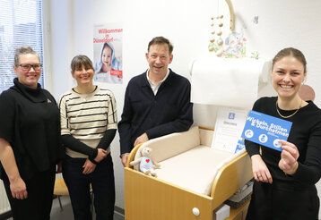 Die Landeshauptstadt wurde vom Landesverband der Hebammen Nordrhein-Westfalen e. V. als "Stillfreundliche Kommune" ausgezeichnet:  Sarah Schmelzer und Maren Johnston, Kreissprecherinnen Landesverband der Hebammen NRW, Stadtdirektor Burkhard Hintzsche und Julia Ernst, Projektarbeit Audit „Familiengerechte Kommune“ (v.l.).