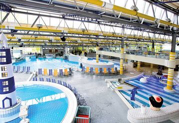 Innenansicht der Becken des Freizeitbades Düsselstrand