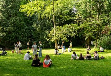 Besucherinnen Malkastenpark bei Ecologies in Motion